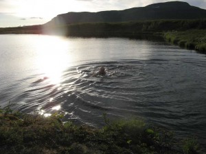 Bad i sjön nordväst om Tjidtjakvalle