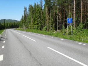 En kilometer till Valsjöbyn, men 10 min kvar tills affären stänger